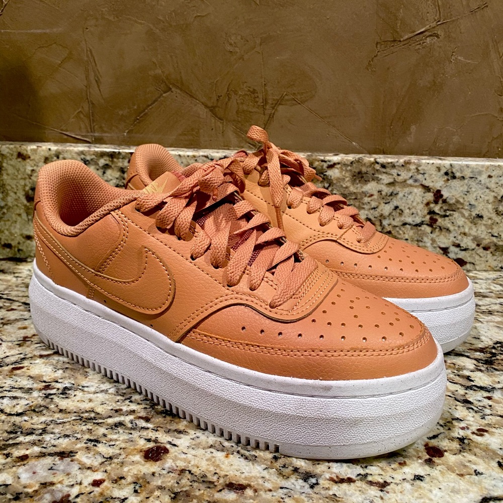 NIKE! cognac court vision alta size 8
